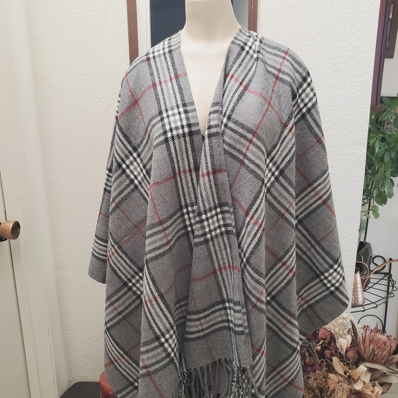 V. FARRS Cape or Wrap Like new EUC - Picture 5 of 7